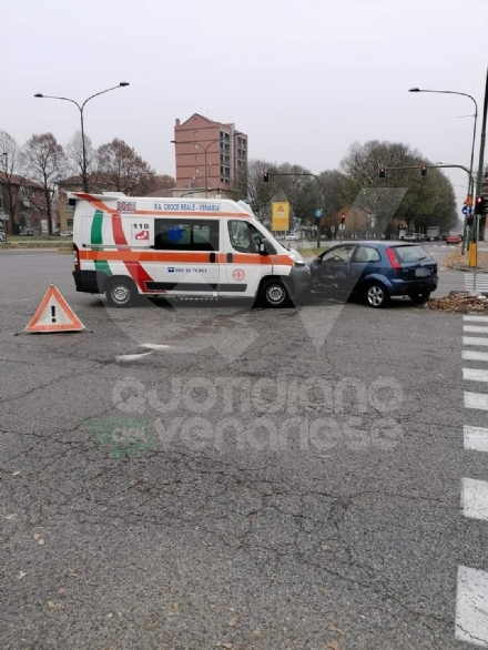 TORINO-VENARIA - Incidente per i volontari della «Croce Reale»: ambulanza ko in corso Regina
