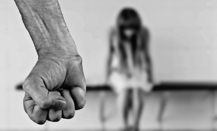 VENARIA - Incatenata al letto e costretta ad avere rapporti sessuali: carnefice condannato a 7 anni