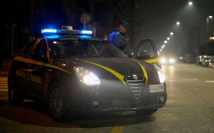 TORINO-VENARIA - Sfrecciano con il &quot;rosso&quot; davanti ai finanzieri: in auto avevano panetti di hashish. Arrestati