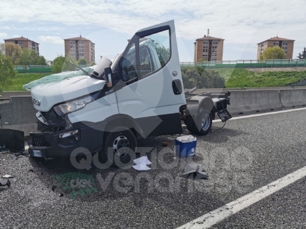TORINO-CASELLE - Furgone finisce contro le barriere in cemento: un ferito e disagi in tangenziale