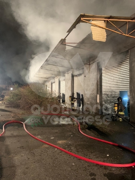 BORGARO - A fuoco nella notte l'ex deposito di «Scarpe&Scarpe»