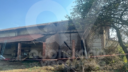 CASELLE - Incendio in via Levanne: a fuoco il tetto di un vecchio cascinale - FOTO