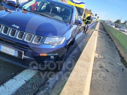 INCIDENTE IN TANGENZIALE A COLLEGNO - Tamponamento fra due auto: due feriti - FOTO