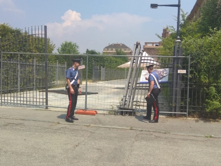 VENARIA - Ubriaco al volante, sfonda il cancello della Reggia: denunciato dai carabinieri