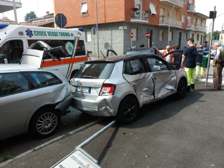 VENARIA - Incidente all'incrocio tra via Silva e via Verdi: quattro auto coinvolte e due feriti