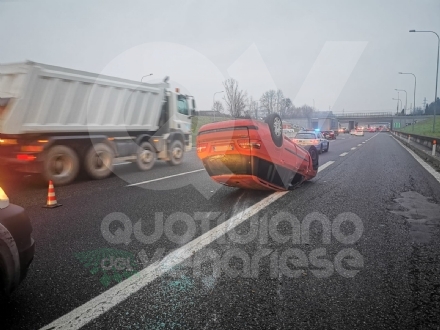 VENARIA-BORGARO - Perde il controllo dell'auto e si ribalta in tangenziale: illeso