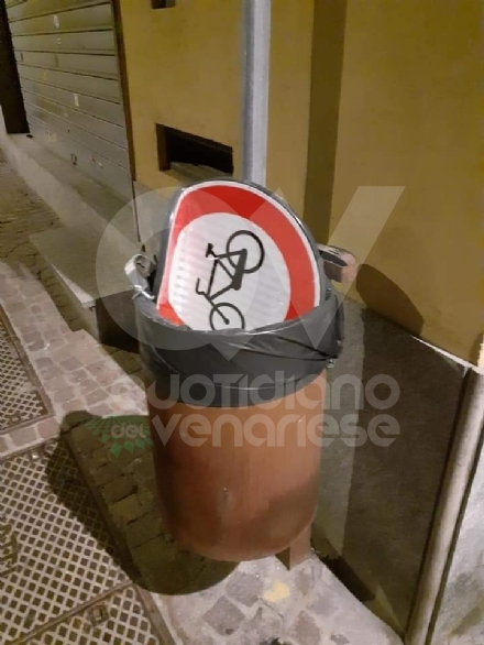 RIVOLI - Teppisti in azione a Ferragosto in piazza Matteotti: divelto un segnale stradale - FOTO