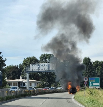 INCIDENTE A CASELLE - Auto in fiamme mentre percorre il raccordo Torino-Caselle
