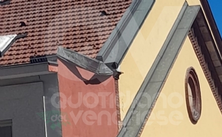 VENARIA - Si stacca una lamiera da un palazzo: gli alunni della primaria danno l'allarme - FOTO