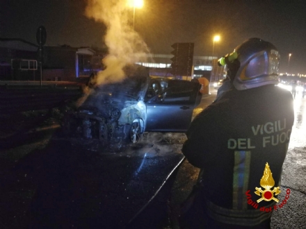 RIVOLI - Auto a fuoco sul cavalcavia di corso Allamano: salvo il conducente