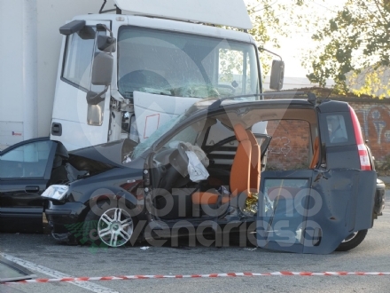 TRAGEDIA A TORINO - Scontro auto-furgone: muore un venariese di 61 anni