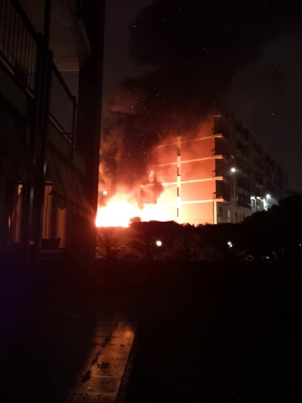 RIVOLI -  Paura in viale Firenze: a fuoco un camper e altre quattro macchine