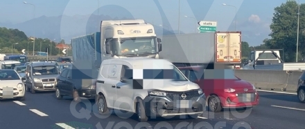 INCIDENTE IN TANGENZIALE A RIVOLI - Tamponamento fra tre mezzi: due feriti e forti disagi - FOTO