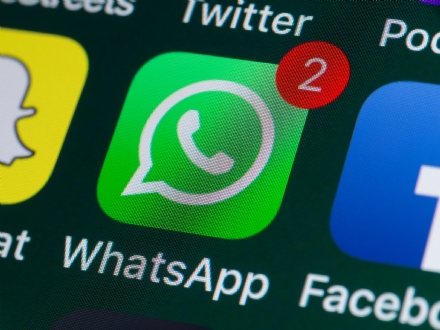 RIVOLI - Chat Whatsapp piena di video porno, foto di Mussolini e Hitler: due 15enni nei guai