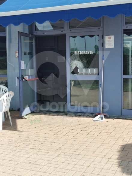 VENARIA - Tentato furto al bar dello «Sport Club»: ladri fuggiti a mani vuote
