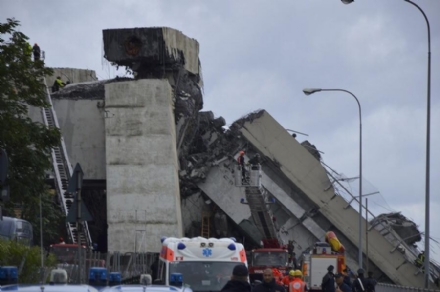 VENARIA - Bandiere a mezz'asta: così il Comune ha ricordato Andrea Vittone, morto a Genova
