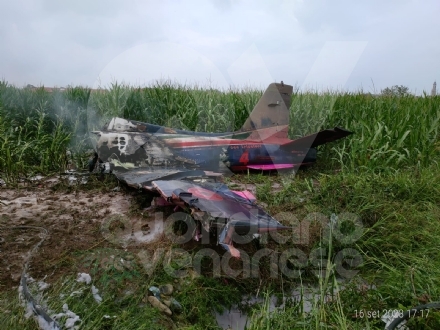 FRECCIA TRICOLORE SI SCHIANTA AL SUOLO - Ustionati il fratellino di 12 anni, madre, padre e il pilota - FOTO