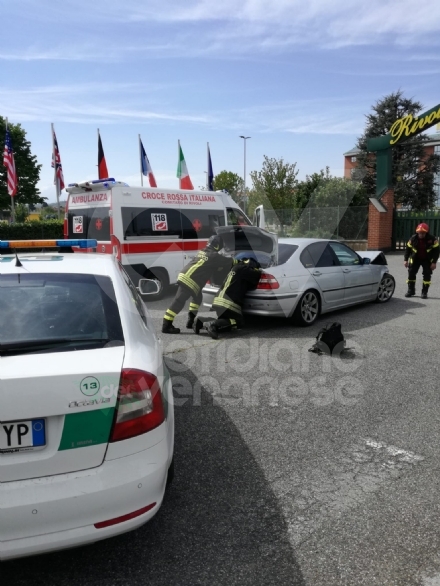 RIVOLI - Perde il controllo dell'auto e si ribalta nel parcheggio dell'hotel: illeso ma multato dai civich