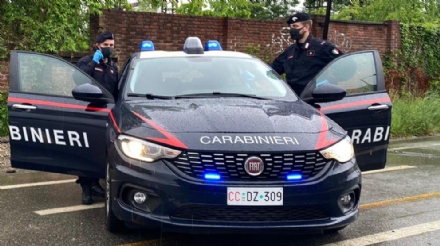 RIVOLI - Minaccia di morte e picchia la moglie e anche il figlio: arrestato 51enne