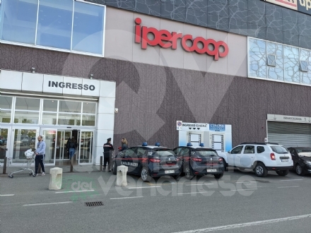 COLLEGNO - Allarme bomba al centro commerciale Paradiso: granata trovata nei parcheggi sotterranei