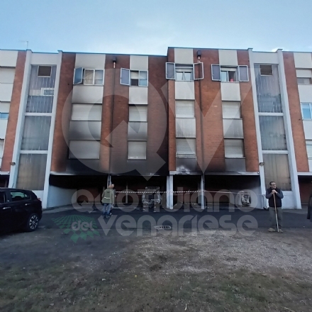 INCENDIO A RIVOLI - Auto a fuoco in via Di Nanni: danneggiata la palazzina Atc - FOTO