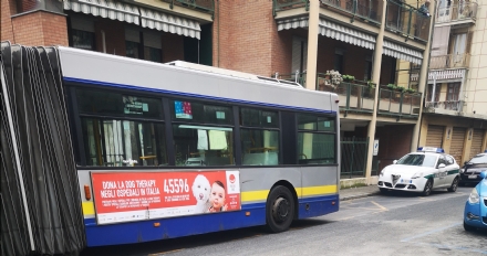 VENARIA - Autobus colpisce l'auto della polizia municipale: civich rimane ferito