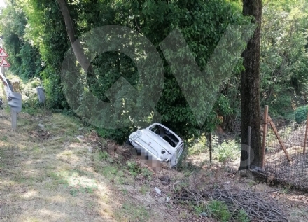 INCIDENTE FRA LA CASSA E GIVOLETTO - Scontro fra due auto, una finisce fuori strada: un ferito - FOTO