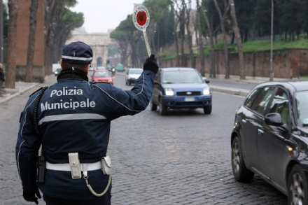 TORINO-BORGARO - 17enne nomade alla guida di un'auto: a bordo un altro minorenne