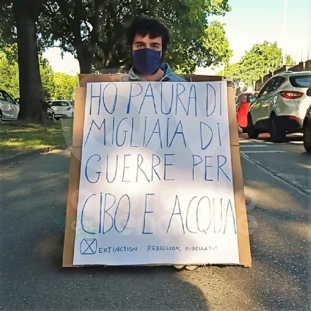 PROTESTA IN CORSO FRANCIA - Seduti a centro strada davanti alla sede della «Leonardo»