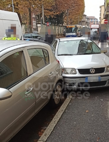 INCIDENTE A VENARIA - Scontro auto-furgone all'incrocio tra via Sauro e via Trento: tre feriti - FOTO