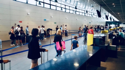 CASELLE - In aeroporto allestite tre postazioni per i tamponi rapidi sui passeggeri in arrivo da Spagna, Grecia, Croazia e Malta