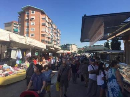 COLLEGNO - Lavori per la Metro: completato lo spostamento del mercato di Santa Maria
