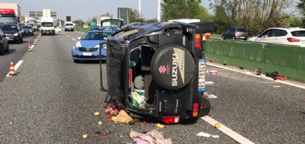 COLLEGNO - Doppio incidente in tangenziale: auto ribaltata, traffico in tilt.