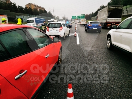 COLLEGNO - Tamponamento in tangenziale: tre auto coinvolte e forti disagi al traffico