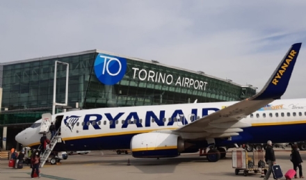 CASELLE - Si sente male a bordo dell'aereo: muore passeggero di 30 anni