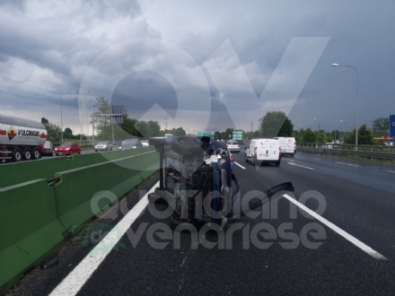 COLLEGNO - Si ribalta con la Yaris in tangenziale: miracolosamente illeso - FOTO
