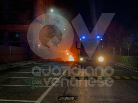 BORGARO - Doppio incendio in città: a fuoco cumuli di rifiuti e una macchina - FOTO
