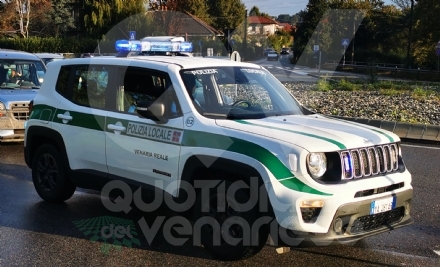 VENARIA - Si masturba davanti agli studenti della scuola: denunciato dalla polizia locale
