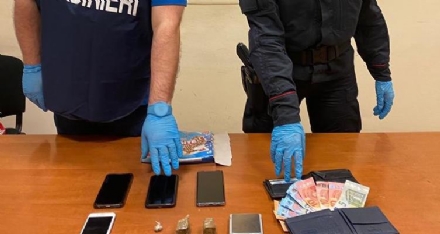 PIANEZZA - Sorpreso a cedere cocaina a un giovane: pusher 58enne finisce in manette