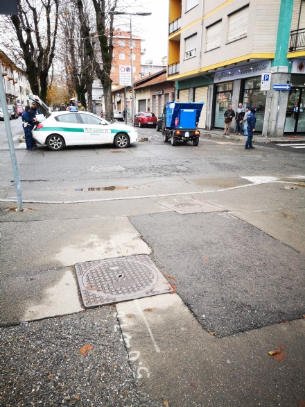 VENARIA - Ciclista investito da un mezzo della raccolta rifiuti