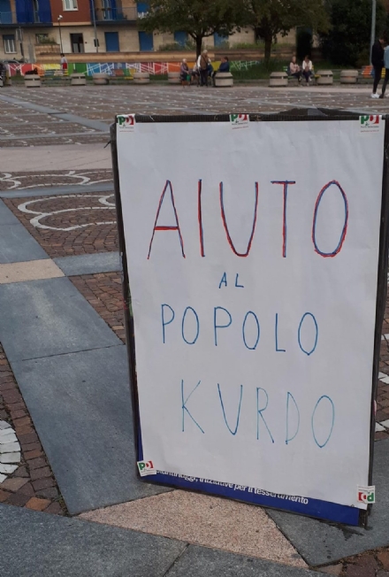 VENARIA - In piazza Pettiti cartelli di solidarietà al popolo curdo