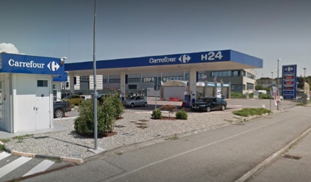 VENARIA-LEINI - Rubano un furgone per sradicare la colonnina bancomat del distributore