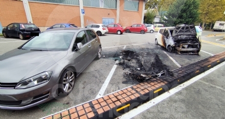 INCENDIO AD ALPIGNANO In via Rossini: un'auto distrutta dalle fiamme, due danneggiate - FOTO
