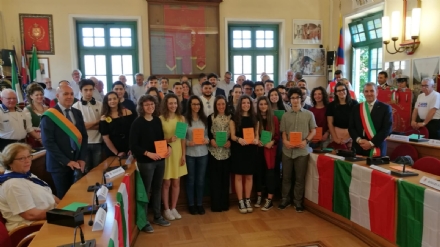 VENARIA - Tutti i neo maggiorenni venariesi, premiati con una copia della Costituzione