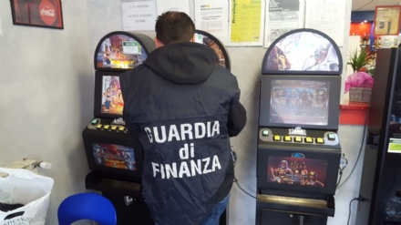 PIANEZZA - Slot in funzione fuori dagli orari previsti: pesante multa per un barista