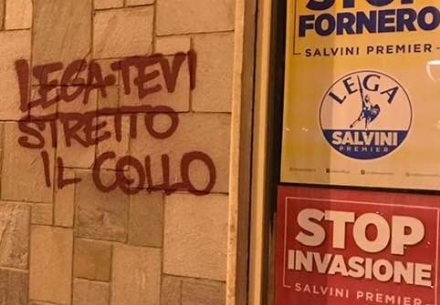 COLLEGNO - Vandali imbrattano la sede della Lega. Salvini: «quattro delinquenti sfigati, amici dei clandestini»