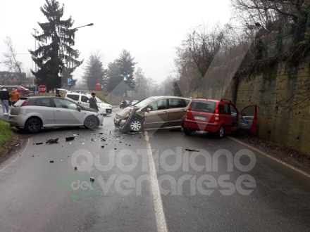 SAN GILLIO - Incidente vicino al cimitero: tre auto coinvolte, un ferito.