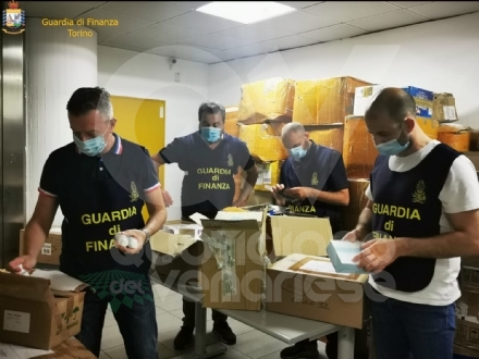 CASELLE - Commerciavano mascherine, gel e Covid-test di dubbia provenienza: farmacisti nei guai