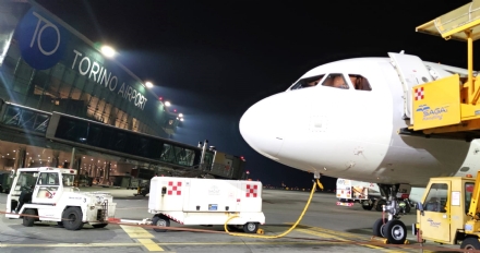 CASELLE - Malore fulminante sull'aereo, passeggero deceduto: la procura di Torino ha aperto un fascicolo