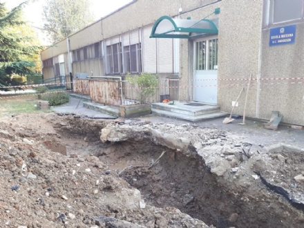VENARIA - Chiusa l'acqua alla scuola materna Andersen per colpa di una perdita nelle tubature